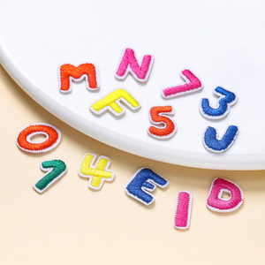 Mini patchs brodés alphabet anglais, chiffres et lettres à thermocoller, accessoires de bricolage, étiquettes en feutre non tissé - Product Image 2