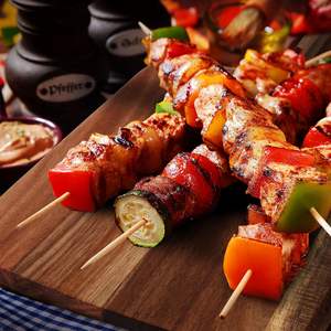 Tabla de cortar redonda grande y gruesa de madera de koa, nogal negro, acacia y bambú con asa, personalizada y a medida, para venta al por mayor. - Product Image 4