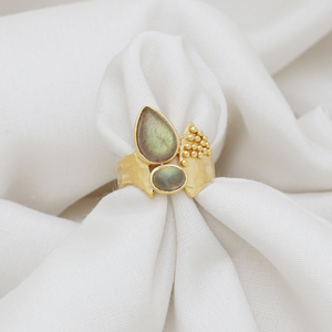 Anillo chapado en oro de labradorita hecho a mano, joyería de diseñador único, anillo llamativo ajustable para mujer, estilo bohemio elegante - Product Image 2
