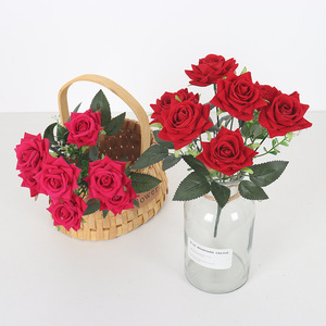 Bouquet de 7 roses rouges artificielles Jessie pour la décoration de la maison et des mariages - Product Image 3