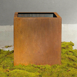 Jardinière carrée en acier patiné au design traditionnel de ferme moderne pour aménagement paysager commercial, utilisation intérieure/extérieure - Product Image 1
