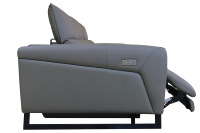 Canapé d'angle moderne à trois places multifonctionnel en cuir véritable avec fonction de relaxation électrique, structure métallique et pieds en bois, modulaire