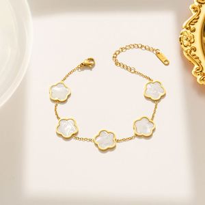 Pulsera de Acero Inoxidable Chapada en Oro de 18K, Resistente al Agua, Sin Decoloración, Sin Deslustre, Moderna, con Dije de Flor de Ciruelo y Trébol de Cinco Hojas - Product Image 6