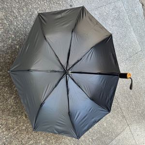 Parasol promotionnel pliant manuel W41 personnalisé avec logo, résistant au vent et à la pluie, avec poignée en plastique - Product Image 2