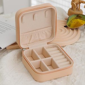 Estuche de Viaje Portátil Mini Rosa de Cuero PU con Logotipo Personalizado para Anillos, Pendientes y Collares, Organizador de Joyas de Terciopelo con Cremallera - Product Image 2