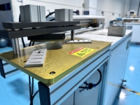 Machine semi-automatique de rainurage en V et de découpe d'angles pour boîtes rigides, rainureuse pour carton et boîtes à programmation automatique