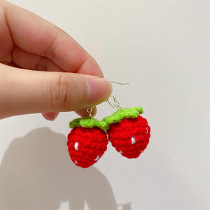 Pendientes tejidos Pendientes de fresa tejidos a mano encantadores y dulces para mujer Uionen 1034 - Product Image 2