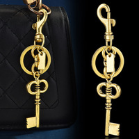 Accessoires de sac en gros : Nouveaux porte-clés métalliques, boucles de clés rétro, décorations de sac, pendentifs porte-clés or et argent pour femmes