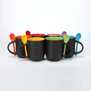 Высококачественная внутренняя цветная чашка меняющая цвет сублимационная керамическая кофейная кружка с ложкой
