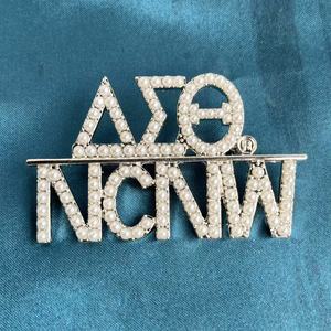 Custom Griekse Letter Delta Sigma Badge Studentenvereniging Broederschap Ncnw Pin Metalen Accessoires Dames Logo Broches Parel Broche - Product Image 1
