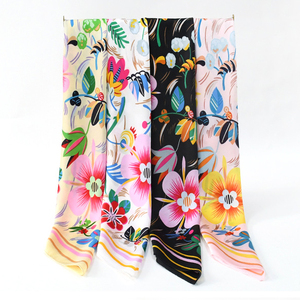 Venta al por mayor de diseño personalizado estampado floral 70*70CM bufanda cuadrada para bolso cuello flor patrón imitación seda bufandas - Product Image 5