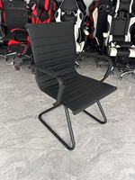 Chaise de bureau ergonomique moderne en cuir PU, dossier mi-haut, réglable, avec base chromée et roulettes, idéale pour salle de sport, école, réception