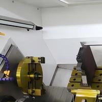 Máquina CNC XY820 para Fresado de Extremos de Ejes y Perforación Central con Tornillo de Banco Hidráulico Autocentrante - Sistema de Bloqueo Automático