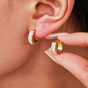 Boucles d'oreilles créoles en acier inoxydable plaqué or véritable 18 carats de style européen et américain, avec rangée de diamants, forme de fleur tendance, zircon, luxe léger et élégant - Product Image 1
