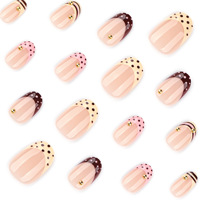 Ongles courts ronds à presser, style French manucure, rose nude, en acrylique, avec perles dorées, pour usage quotidien et soirées