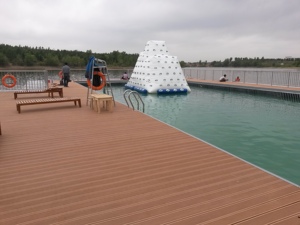 Plataforma <span class=keywords><strong>Flotante</strong></span> <span class=keywords><strong>de</strong></span> Aleación <span class=keywords><strong>de</strong></span> Aluminio con Pontón Modular <span class=keywords><strong>de</strong></span> Acero, Cubierta <span class=keywords><strong>de</strong></span> WPC, Pontones Interiores <span class=keywords><strong>de</strong></span> Plástico para Casa <span class=keywords><strong>Flotante</strong></span> - Product Image 4
