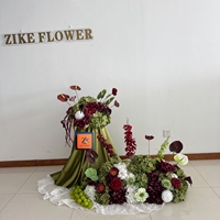 Centre de table personnalisé pour mariage avec fleurs de lys Calla bordeaux, fleurs vert sauge pour la mariée, coussin décoratif, scène extérieure