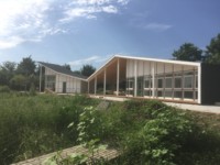 Trending Low-Cost Residential Farmhouse Montaje rápido y fácil Estructura de madera Exterior de madera Casa prefabricada Madera atractiva