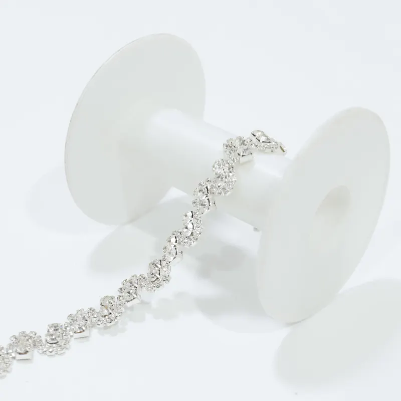 Schmuck handgefertigte Strass-Schmuckkette schöne Kristall-Diamant-Blumentrinke Silberbasis Farbstoff Kostüm Applikation für Kleidungsstücke