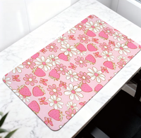 Tapis de souris mignon à motifs floraux et fraises pour espaces de travail et chambres. Motifs de camping amusants avec des fleurs roses et des fraises.