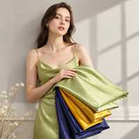 Tissu satiné en polyester vert olive texturé avec détails plissés fins pour robes et jupes de soirée élégantes