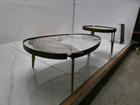 Table basse ovale gain de place en pierre frittée de haute qualité avec structure en métal doré pour maison contemporaine