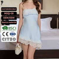 Robe de nuit élégante en satin bleu pastel avec dentelle festonnée, décolleté tube, nœud devant, fronces latérales et ourlet asymétrique pour femme