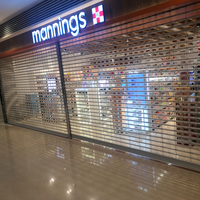 Porte de garage commerciale haut de gamme en polycarbonate, personnalisable avec options de perforation ronde, ovale, carrée, haute transparence