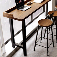 Tables de bar modernes en bois massif, tables longues près de la fenêtre, tables hautes et chaises étroites contre le mur