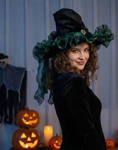 Nuevo Sombrero de Bruja/Mago de Terciopelo Esmeralda para Halloween 2026, Accesorio de Lujo, Estilo Celebridad - Product Image 1