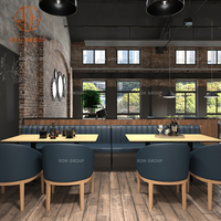 Ensemble de mobilier de restaurant commercial, tables carrées en bois avec chaises en cuir gris et banquettes pour café moderne