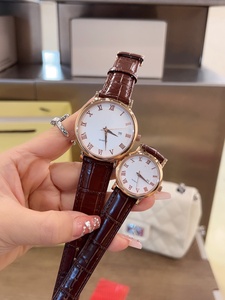 Ensemble de montres à quartz pour couple, bracelet en cuir marron, cadran blanc avec chiffres romains et affichage de la date, Omegaes - Product Image 3