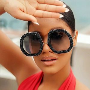 Lunettes de soleil surdimensionnées en métal de luxe avec logo personnalisé, monture large et cristaux brillants, pour femmes - Product Image 1