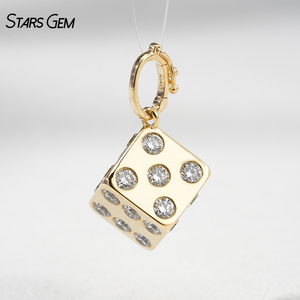 Pendentif dés porte-bonheur en or jaune 10K avec diamant de laboratoire 1,75 ct TCW - Product Image 4