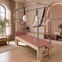 Table trapèze Cadillac en bois de chêne rose poussiéreux, avec pieds modulaires fendus et plateau plat antidérapant, pour cours de bien-être en boutique