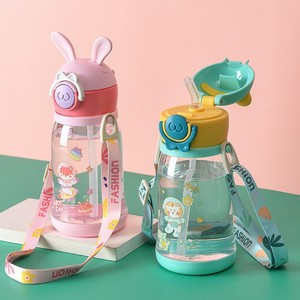 Botella de agua infantil de plástico con pajita, diseño de conejo y oso de dibujos animados, portátil, moderna y bonita, para deportes al aire libre, de la marca Seaygift. - Product Image 3