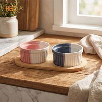 Ensemble de ramequins en céramique écologiques bicolores à cannelures avec plateau en bambou, mini-bol à soufflé en porcelaine résistant au four pour la restauration