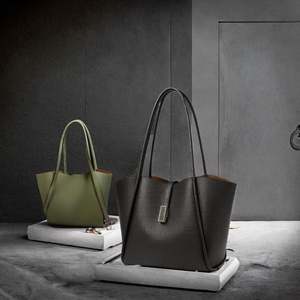 Bolsos grandes de felpa de invierno para damas jóvenes, bolsos de mano de terciopelo de lujo, bolsos grandes de mano para mujer. - Product Image 3