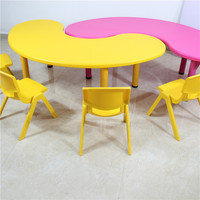 Ensemble Table et Chaises pour Enfants en Forme d'Arc, Réglable en Hauteur, Mobilier Modulaire pour Maternelle, Idéal pour l'Apprentissage Collaboratif (Vente en Gros)