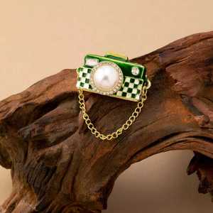 Broche d'appareil photo à motif damier 5 couleurs en alliage de zinc, décorée de perles et de strass, épinglette de revers, broches de <span class=keywords><strong>mode</strong></span> pour femmes, vente en gros - Product Image 4