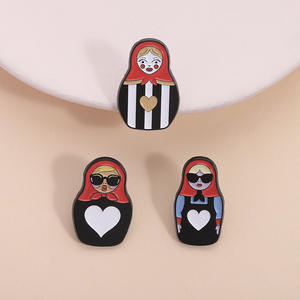 <span class=keywords><strong>Broche</strong></span> de voyage culturelle en alliage de zinc peinte, motif <span class=keywords><strong>Matriochka</strong></span> russe, avec motif de fille de dessin animé portant un costume traditionnel russe - Product Image 2