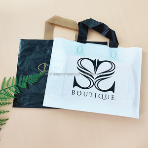 Bolsas de compras de plástico negro personalizadas con su logotipo, con impresión de texto y tamaño en cualquier color. - Product Image 4