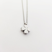 Collier à breloques trèfle plaqué or 18K Collier porte-bonheur délicat en acier inoxydable Collier trèfle délicat Bijoux pour hommes Hypoallergénique
