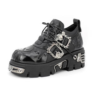 Botas chukka de cuero estilo punk oscuro italiano retro con diseño metálico a pequeña escala, tacón bajo y suela gruesa, venta al por mayor. - Product Image 1