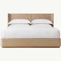 Lit en bois de chêne moderne et durable à profil bas avec tête de lit enveloppée pour un intérieur scandinave et un sommeil confortable