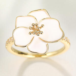 Bague cocktail fleurie plaquée or jaune avec sertissage pavé de strass en cristal pour femme, idéale au quotidien - Product Image 3