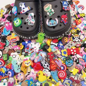 023 toptan karikatür croc takılar fabrika ayakkabı pvc croc charms bling 50 takım aksesuarları anime croc takılar