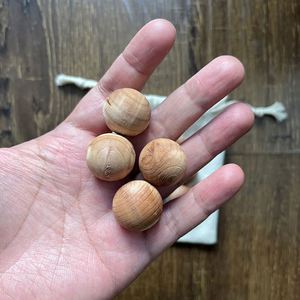 Juego de Peines para Quitar Pelusas de Ropa con Logotipo Personalizable, 10 Bolas de Cedro y Bolsas de Tela - Product Image 5