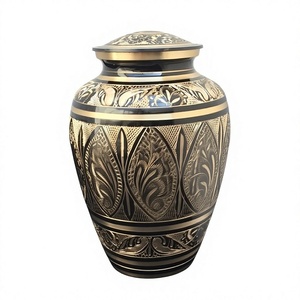 Urne funéraire en laiton décorative pour cendres humaines adultes, gravée à l'or, avec des éléments de design personnalisables. - Product Image 5