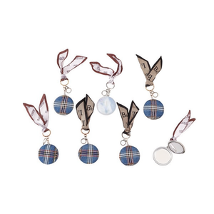 Specchietto Rotondo in Denim a Quadri con Portachiavi 7,3 CM e Sciarpa, Specchio Cosmetico Portatile per Donne, Accessori Moda - Product Image 1